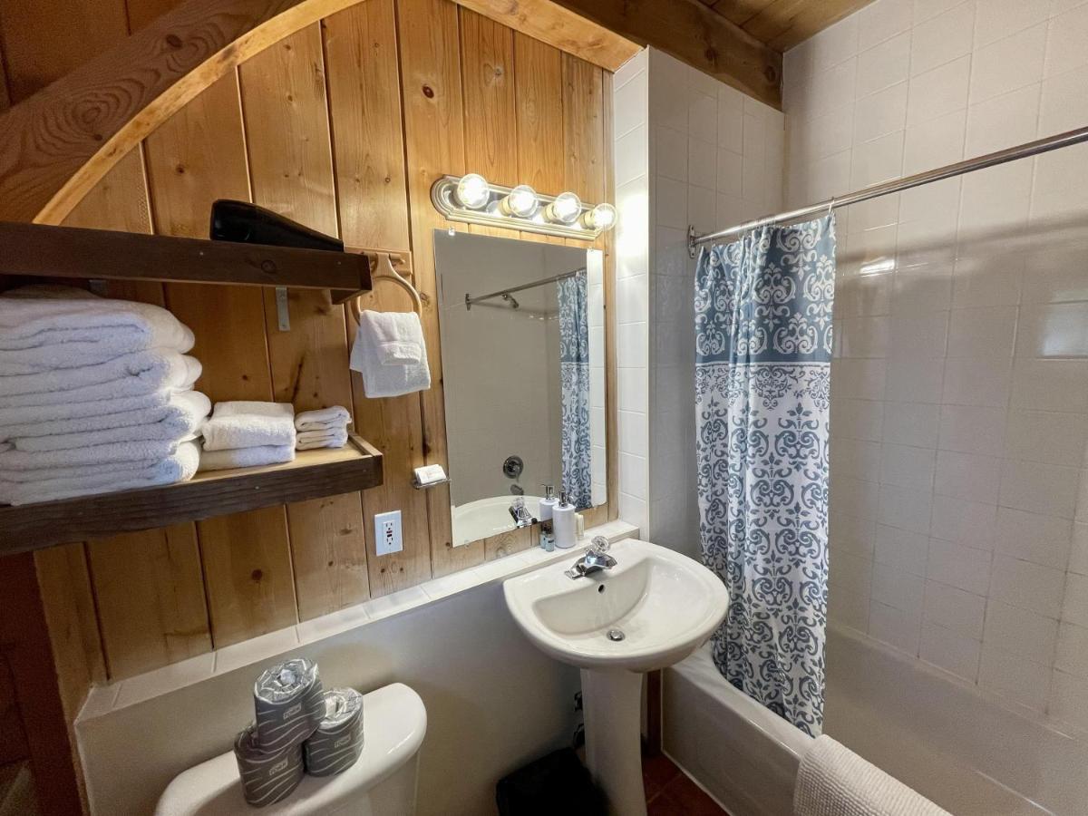 Waterfront Timber Frame Cottage! Юклулет Екстер'єр фото