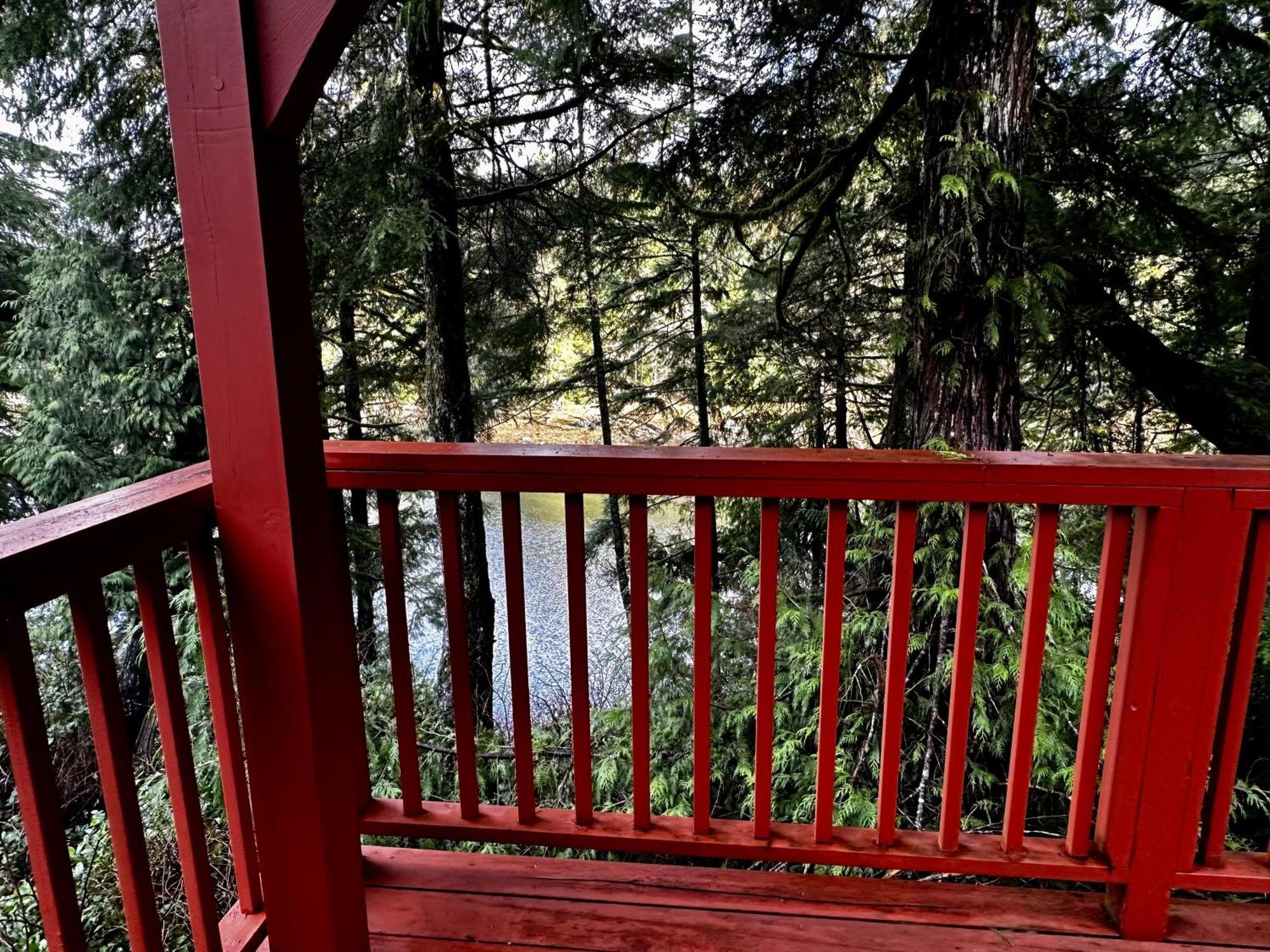 Waterfront Timber Frame Cottage! Юклулет Екстер'єр фото