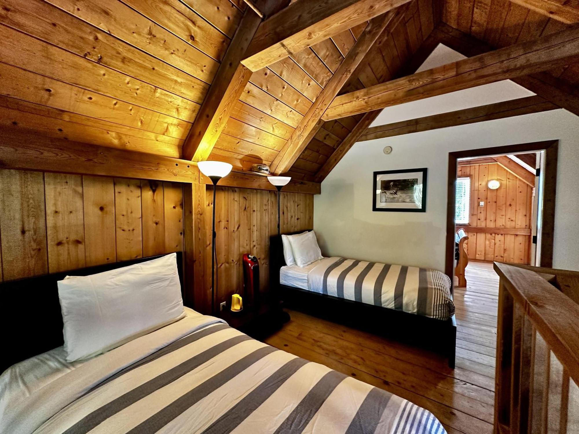 Waterfront Timber Frame Cottage! Юклулет Екстер'єр фото