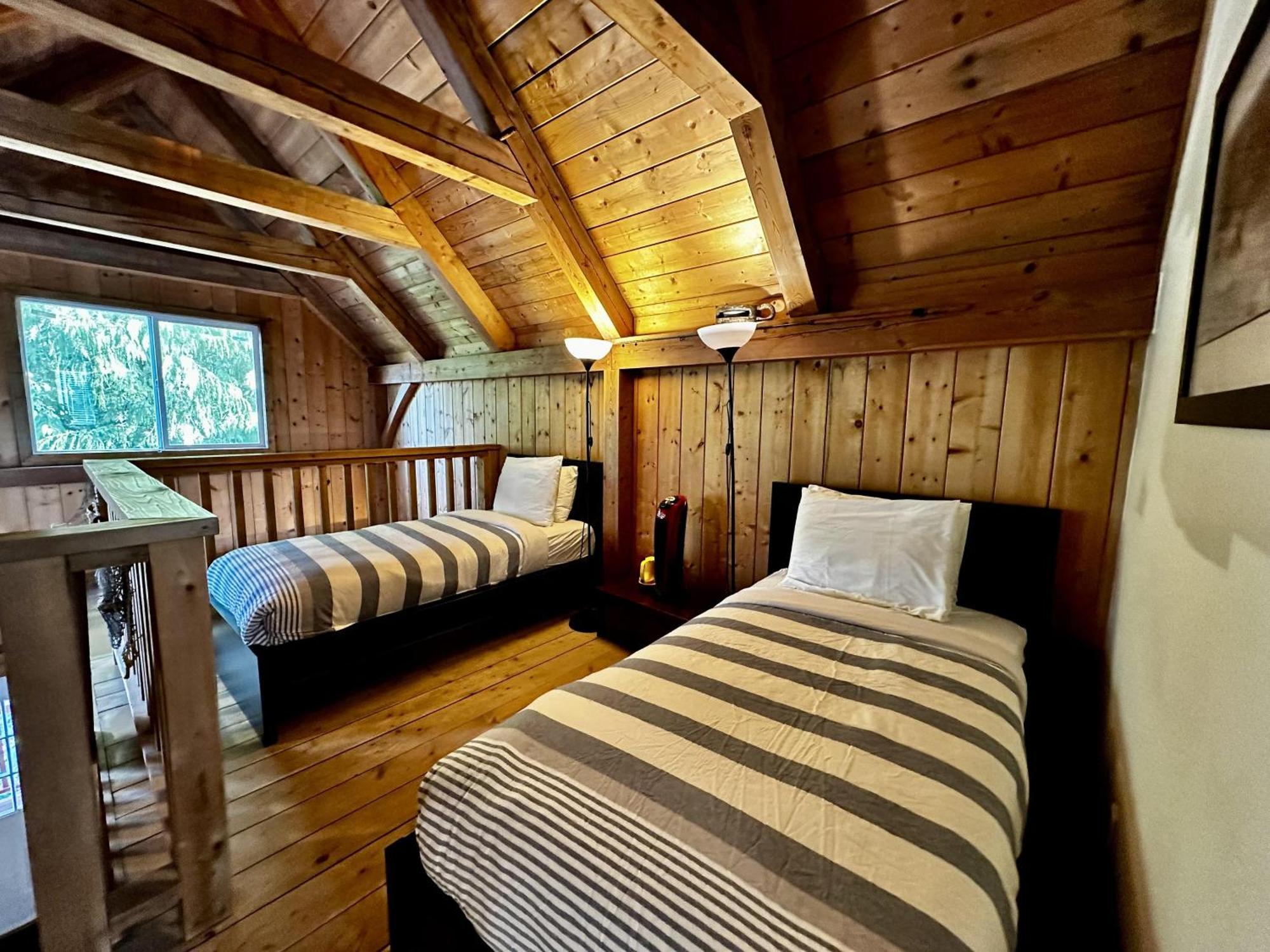 Waterfront Timber Frame Cottage! Юклулет Екстер'єр фото