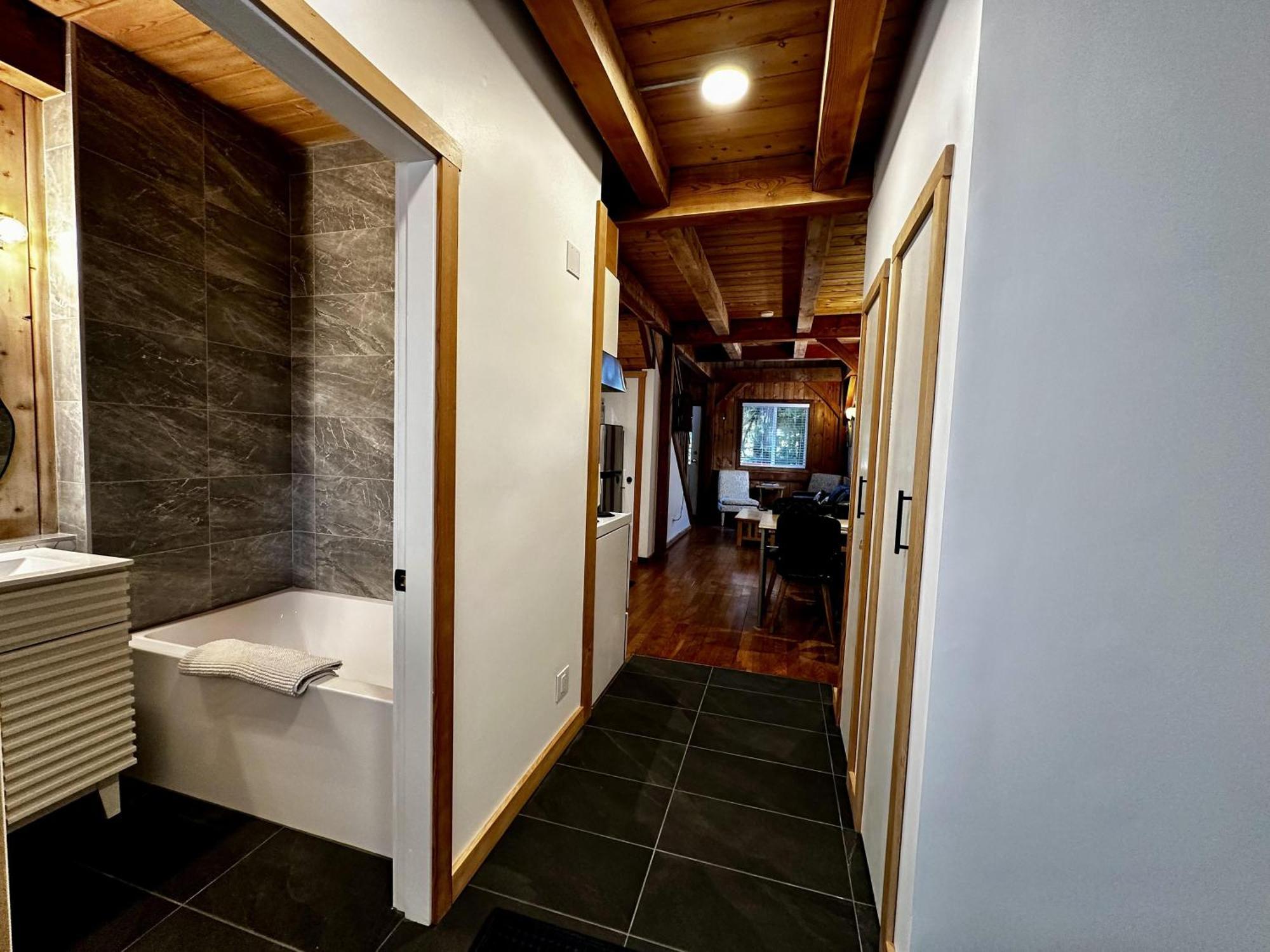 Waterfront Timber Frame Cottage! Юклулет Екстер'єр фото